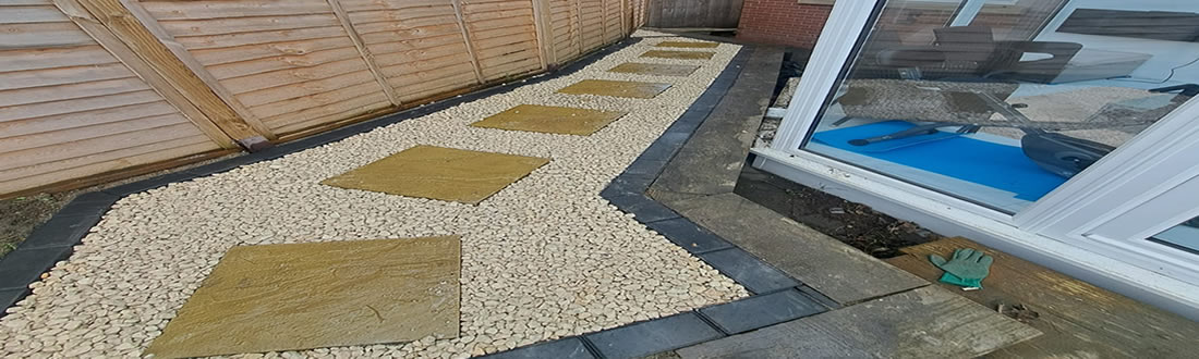 this Picture captures a really nice contrast when using Gravel and Block Paving as a Border with Buff Flagstones as part of the Pathway in Newcastle upon Tyne, the results are quite striking and very pleasing to the eye!